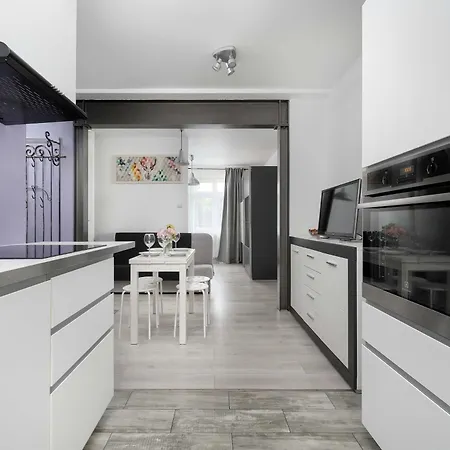 Lilac With Bathtub In Close To The Park By Renters Διαμέρισμα *