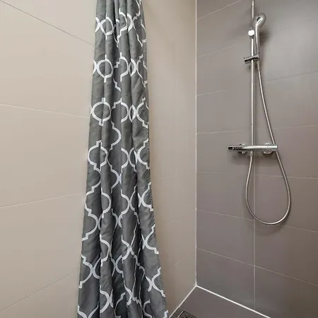 Lilac With Bathtub In Close To The Park By Renters Διαμέρισμα *