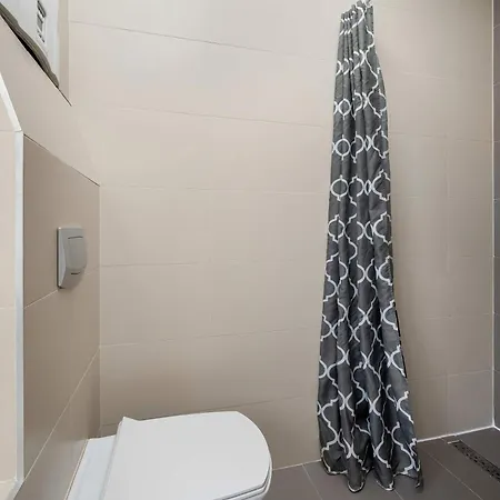 Lilac With Bathtub In Close To The Park By Renters Βρότσλαβ